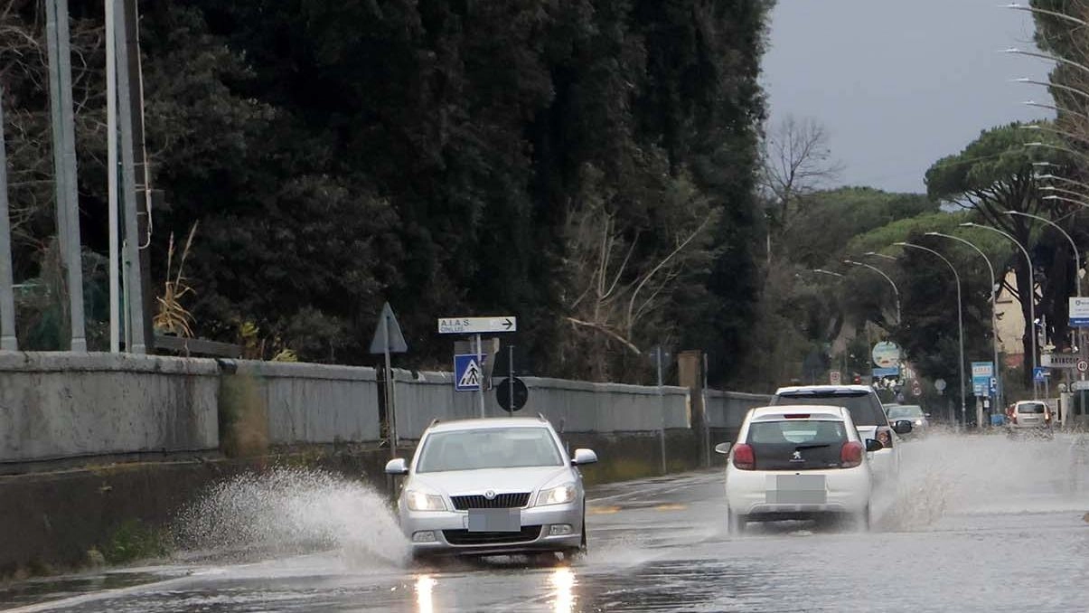 Via delle Pinete trasformata in. un fiume dopo la bomba d’acqua Via delle Pinete trasformata in. un fiume dopo la bomba d’acqua