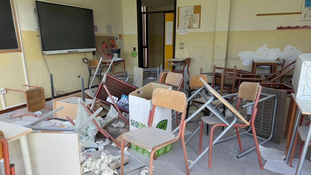 Una delle aule trovate sottosopra