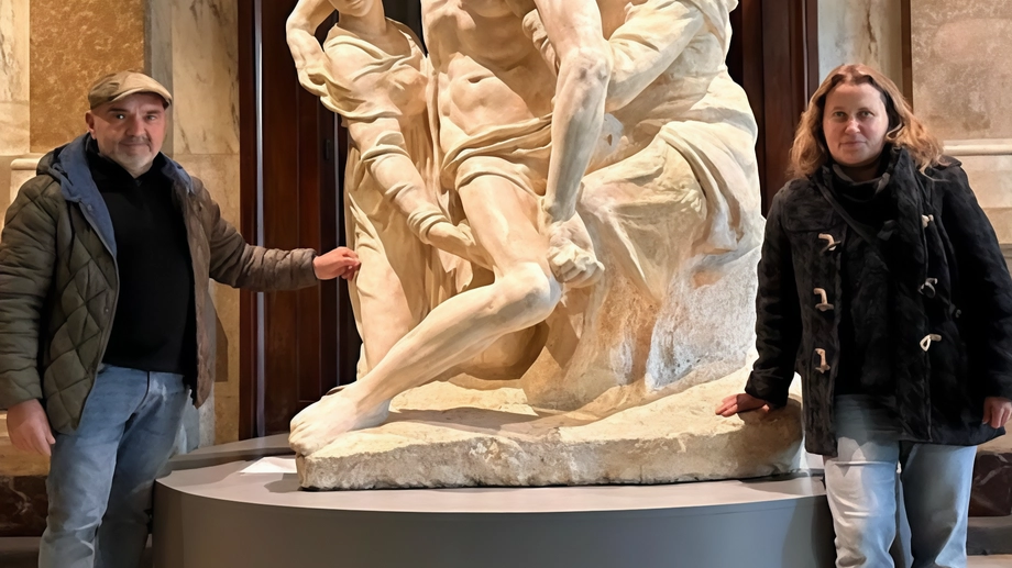 Claudia Chianucci e il collega Rocco Spina davanti alla. copia della Pietà Bandini Claudia Chianucci e il collega Rocco Spina davanti alla. copia della Pietà Bandini