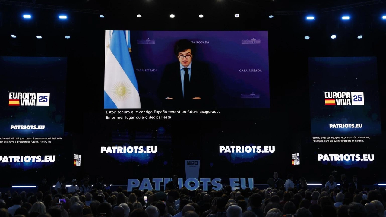 In videocollegamento con i Patrioti a Madrid: 'Non arrendetevi'