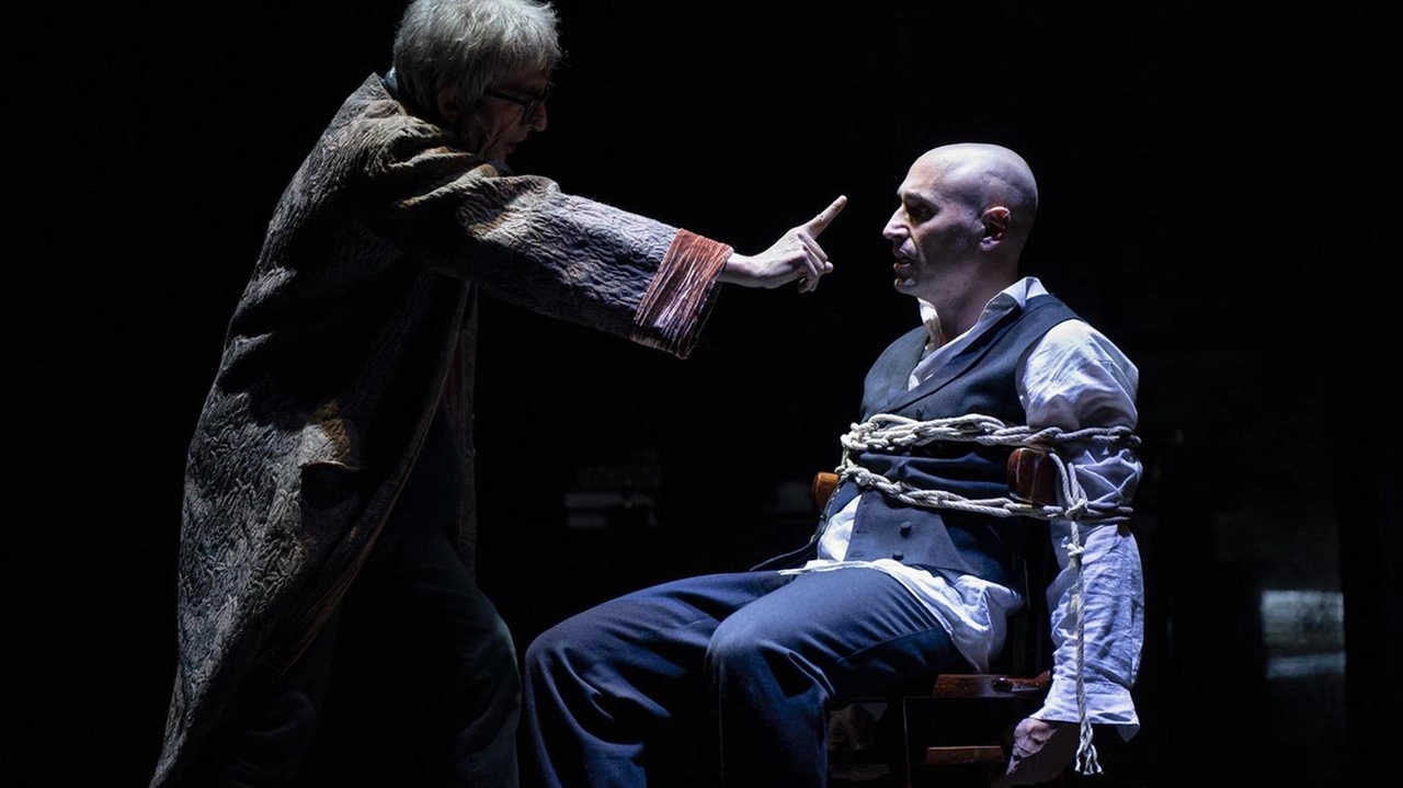 Sergio Rubini porta in scena a Lucca Il caso Jekyll, un adattamento psicanalitico del classico di Stevenson. Sergio Rubini porta in scena a Lucca Il caso Jekyll, un adattamento psicanalitico del classico di Stevenson.