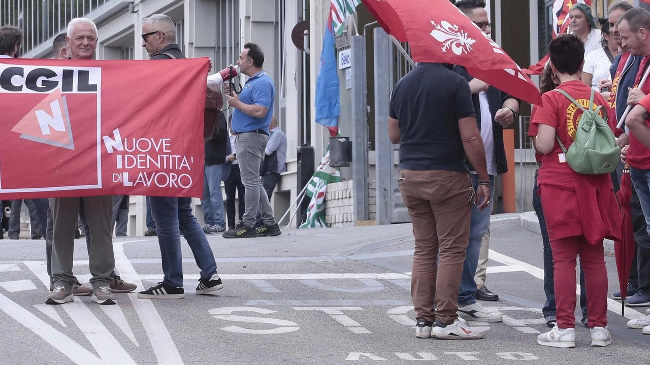 Un momento del presidio organizzato nei giorni scorsi davanti allo stabilimento Beko in viale Toselli: sono a rischio 299 posti di lavoro Un momento del presidio organizzato nei giorni scorsi davanti allo stabilimento Beko in viale Toselli: sono a rischio 299 posti di lavoro