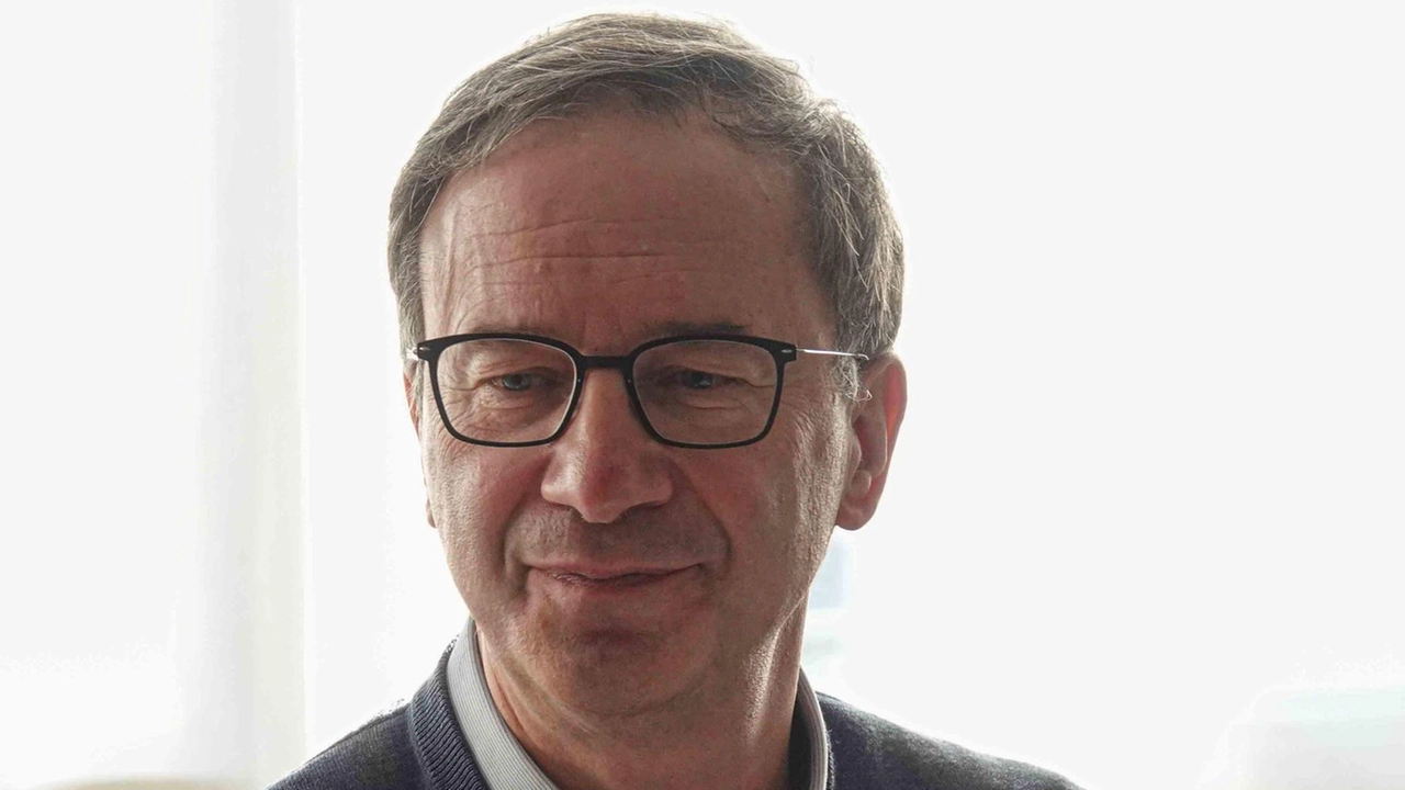 Il Collegio di direzione della Asl difende il direttore generale Paolo Cavagnaro da una richiesta di dimissioni, sottolineando le sue competenze tecniche e i risultati positivi raggiunti nonostante le criticità. I primari elogiano la gestione finanziaria e i concorsi banditi, evidenziando miglioramenti nell'attrattività dell'azienda. La questione del nuovo ospedale a Felettino è attribuita alla Regione. Il Collegio di direzione della Asl difende il direttore generale Paolo Cavagnaro da una richiesta di dimissioni, sottolineando le sue competenze tecniche e i risultati positivi raggiunti nonostante le criticità. I primari elogiano la gestione finanziaria e i concorsi banditi, evidenziando miglioramenti nell'attrattività dell'azienda. La questione del nuovo ospedale a Felettino è attribuita alla Regione.