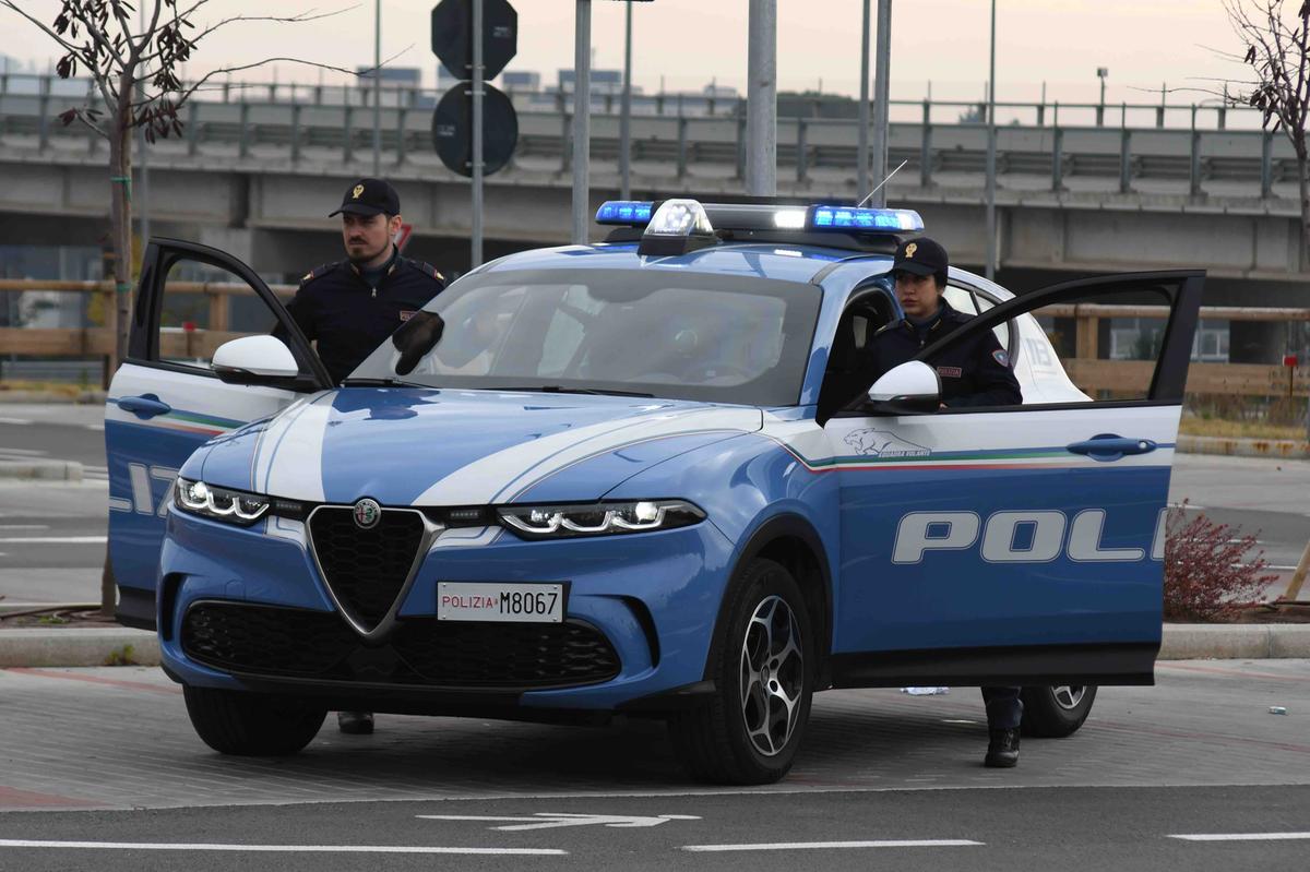 Spedizione punitiva: sassi, spranghe, bastoni, botte e vetri infranti. Coinvolti dodici ragazzi Spedizione punitiva: sassi, spranghe, bastoni, botte e vetri infranti. Coinvolti dodici ragazzi
