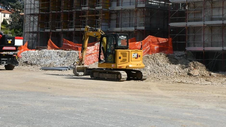 Proseguono i lavori di riqualificazione all’ex. Cat. Ora sarà demolito anche il secondo edificio che ospita la Mostra della Resistenza