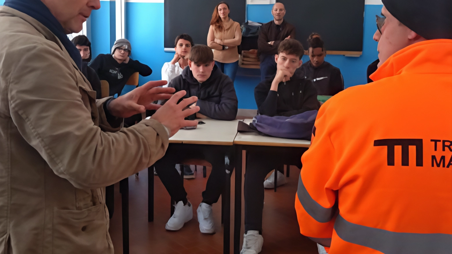 Gli studenti dell'Ipsia Marconi a Seravezza partecipano al progetto Rive con esperti aziendali, simulando colloqui di lavoro e apprendendo suggerimenti per il futuro professionale.