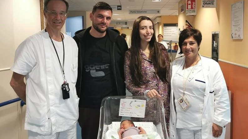 Raggiunta la quota mille con tre giorni d’anticipo rispetto al 2023. Festa coi genitori della piccola . Soddisfazione di tutta la struttura di Ostetricia e ginecologia diretta da Roberto Marrai. Raggiunta la quota mille con tre giorni d’anticipo rispetto al 2023. Festa coi genitori della piccola . Soddisfazione di tutta la struttura di Ostetricia e ginecologia diretta da Roberto Marrai.