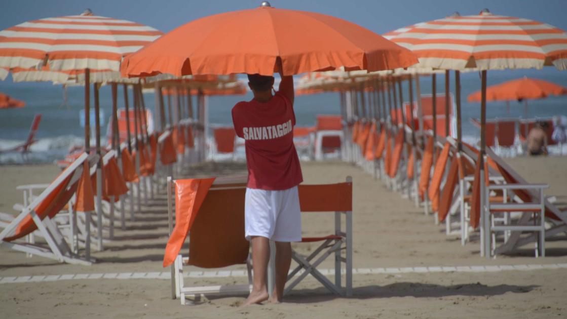 Obbligo di bagnino, la rabbia dei balneari: “Una spesa senza motivo” Obbligo di bagnino, la rabbia dei balneari: “Una spesa senza motivo”