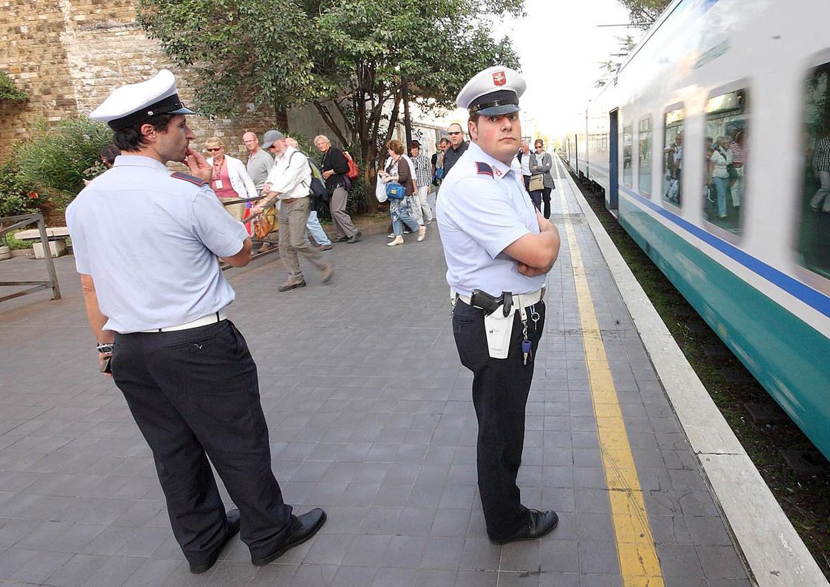 Aiuto a un senza tetto in corso Matteotti Aiuto a un senza tetto in corso Matteotti