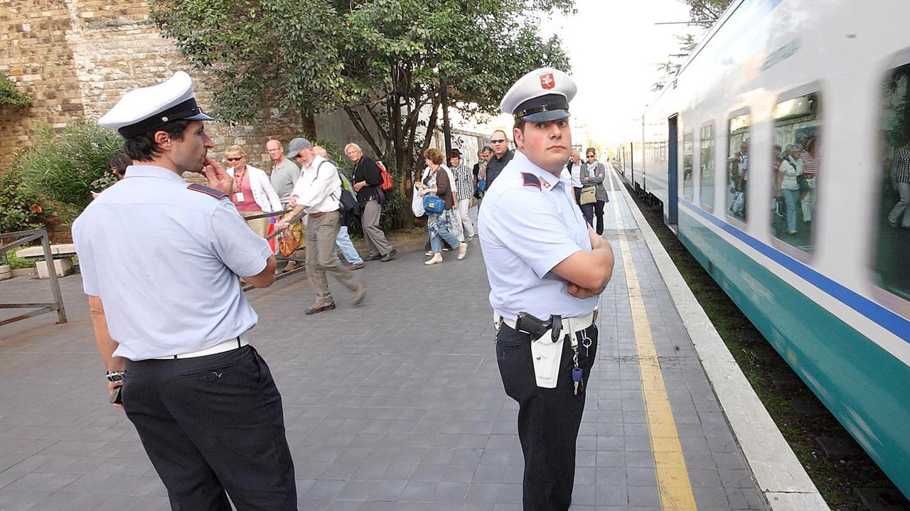 La municipale è intervenuta per prestare aiuto a un uomo che si trovava su una panchina di corso Matteotti (foto di archivio) La municipale è intervenuta per prestare aiuto a un uomo che si trovava su una panchina di corso Matteotti (foto di archivio)