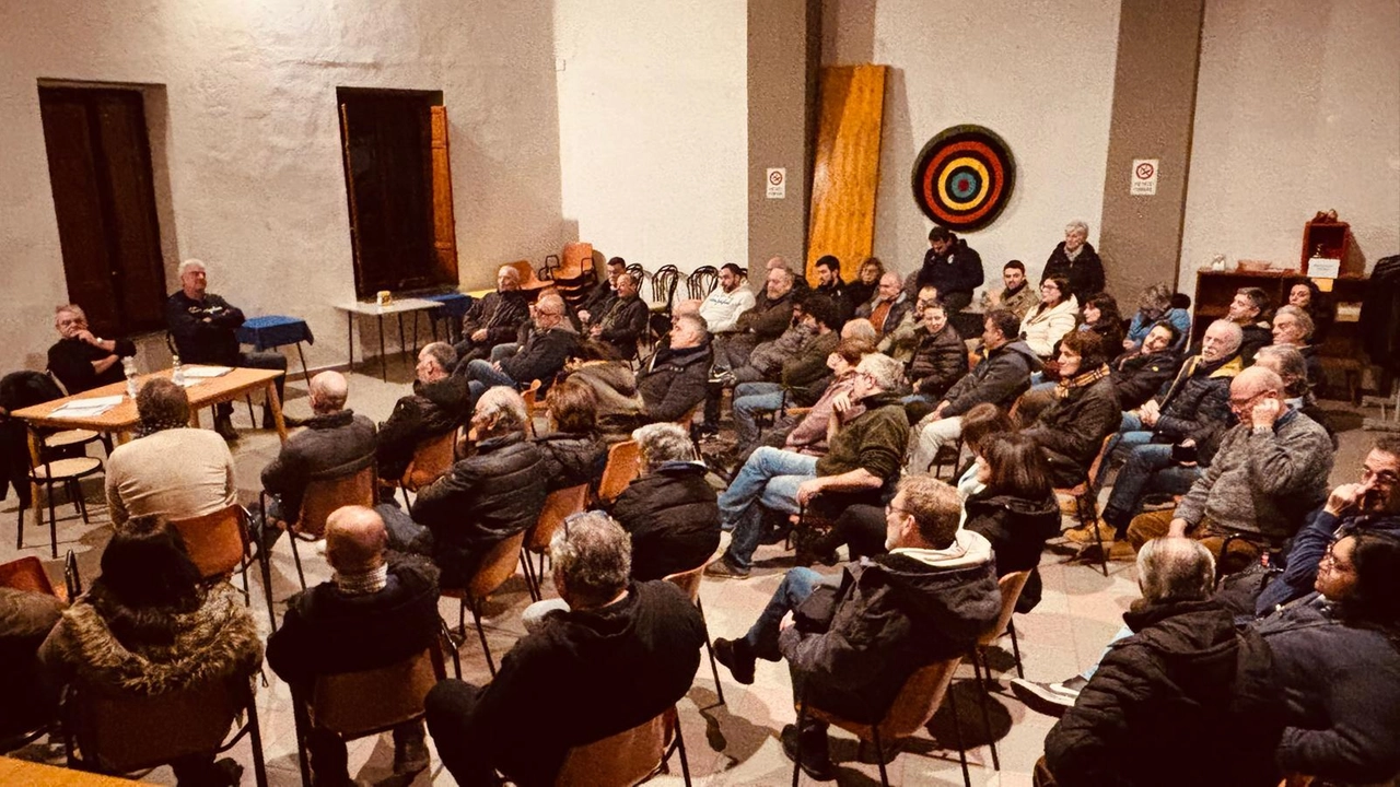 I Partecipanti all’incontro pubblico alla Pro Loco di Castelvecchio dal quale è nato il comitato contro il degrado e l’abbandono del territorio montano pesciatino I Partecipanti all’incontro pubblico alla Pro Loco di Castelvecchio dal quale è nato il comitato contro il degrado e l’abbandono del territorio montano pesciatino