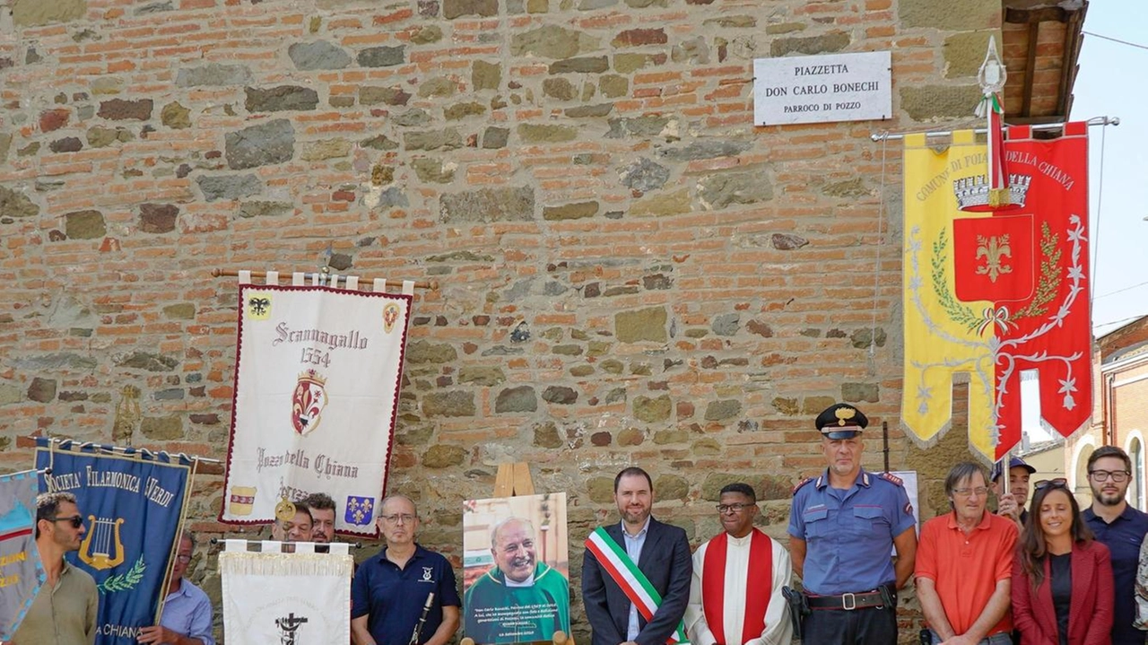 Pozzo della Chiana ha vissuto una giornata di festa e commozione con l’intitolazione della piazzetta centrale a don Carlo Bonechi, parroco che per quasi cinquant’anni ha accompagnato la comunità