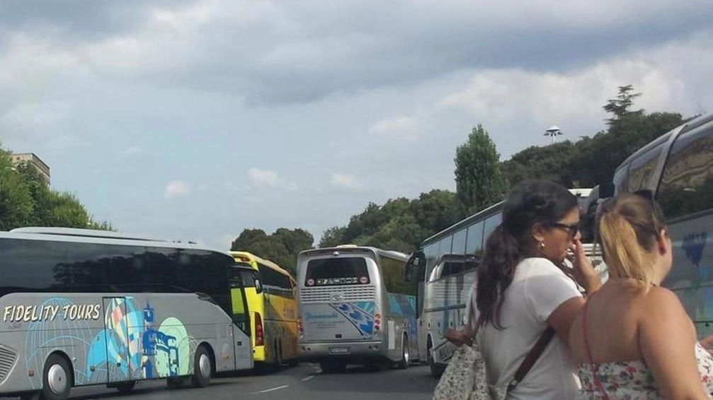 Traffico spesso ingolfato sul Lungarno della Zecca a causa di bus turistici parcheggiati in terza o quarta fila per scaricare o caricare turisti Traffico spesso ingolfato sul Lungarno della Zecca a causa di bus turistici parcheggiati in terza o quarta fila per scaricare o caricare turisti