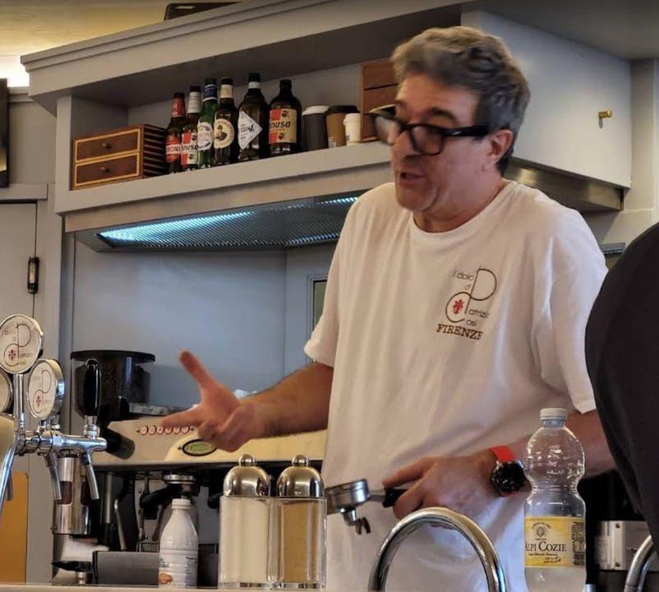un euro in pi249 per chi si siede al tavolino la scelta del pasticcere che divide i clienti