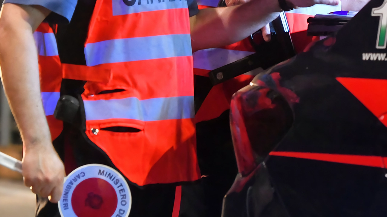 Carabinieri durante un controllo Carabinieri durante un controllo