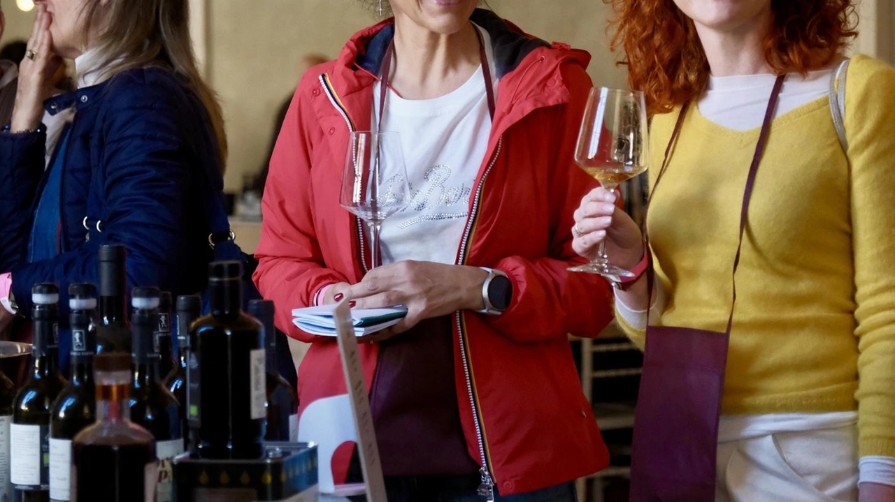 Grande interesse per i “Vini delle Coste“, la manifestazione aperta ieri al Real Collegio che propone 300 etichette (foto Alcide)