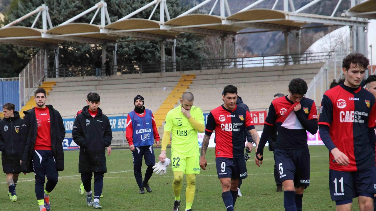 I rossoblù all’uscita dopo la sconfitta (Foto Gavirati) I rossoblù all’uscita dopo la sconfitta (Foto Gavirati)