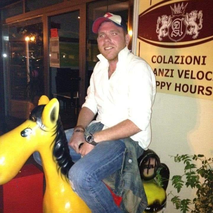 Perde il controllo dello scooter e finisce contro un muro, muore a 41 anni