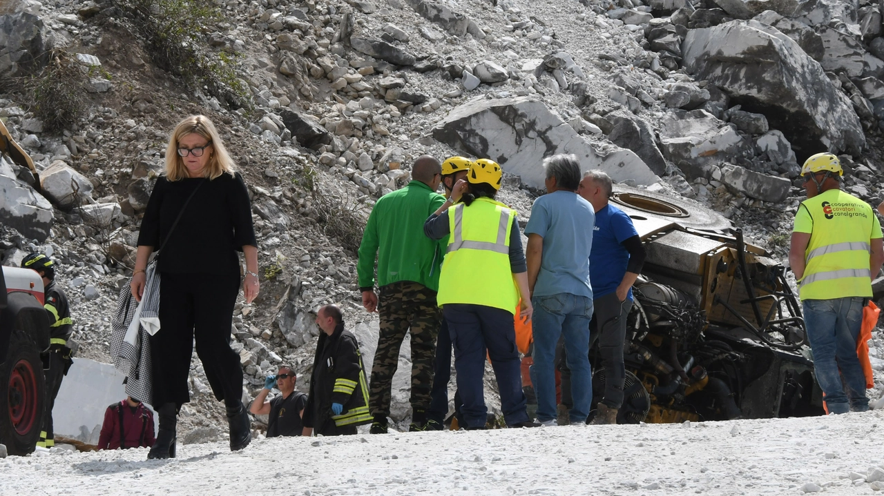 Morto nella cava, “è l’ora di dire basta”. Il mondo del marmo si è fermato per un giorno