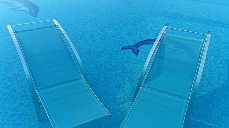 Gli arredi della piscina buttati in acqua, dove ieri mattina li ha trovati il titolare Gli arredi della piscina buttati in acqua, dove ieri mattina li ha trovati il titolare