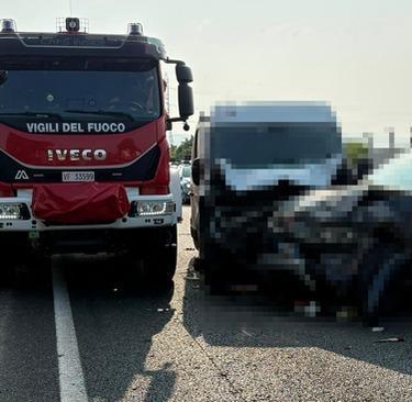 https://www.lanazione.it/image-service/view/acePublic/alias/contentid/MTA0MTYyNTAtYjQxZi00/0/incidente-a-catena-fra-4-auto-e-un-furgone-traffico-in-tilt-per-ore.jpeg