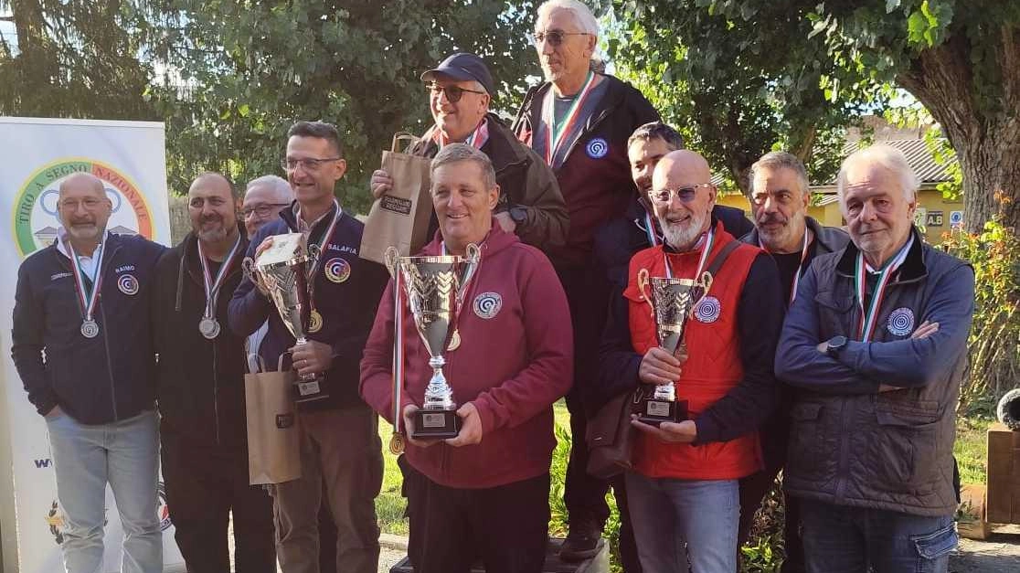 I tiratori apuani Marco Andrea Giusti e Enrico Rovetti con la coppa I tiratori apuani Marco Andrea Giusti e Enrico Rovetti con la coppa