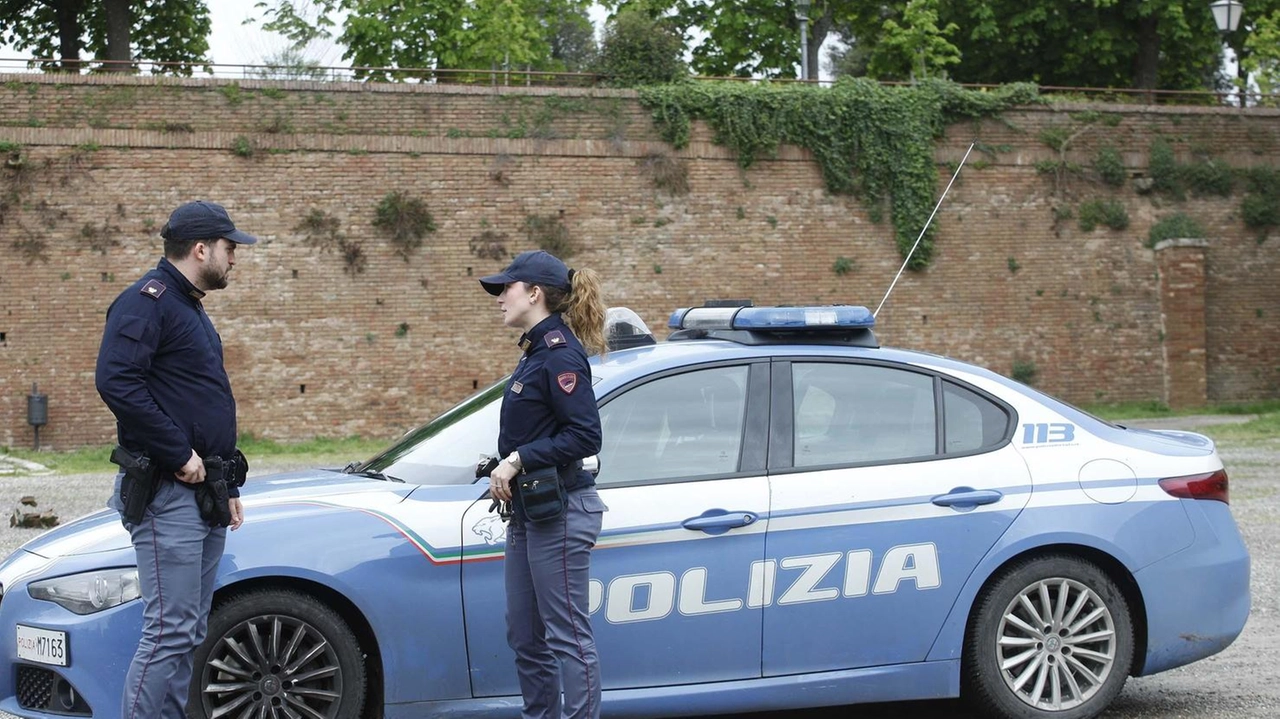 I fatti sarebbero accaduti nell’anno scolastico 2021-22, in un istituto superiore di Pontedera, durante le lezioni