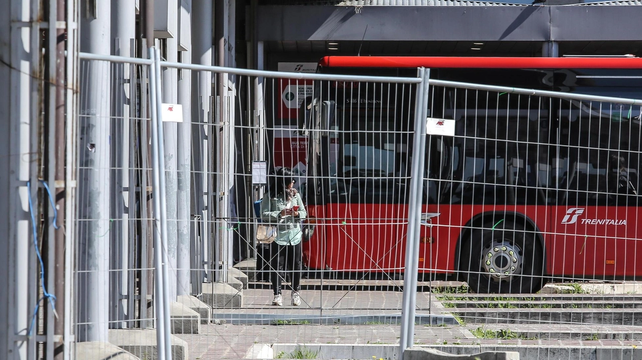 Barriere e recinzioni nel terminal dei bus di piazza Partigiani Barriere e recinzioni nel terminal dei bus di piazza Partigiani