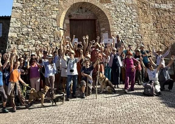 https://www.lanazione.it/image-service/view/acePublic/alias/contentid/MTA1ZDhiOTEtNWMwMS00/0/blu-etrusco-lantica-civilta-protagonista-del-festival-a-murlo.jpeg?f=1.91:1&w=1200