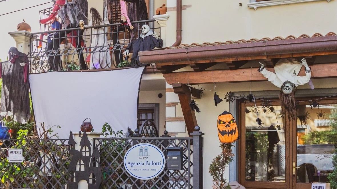 Zucche, scheletri, fantasmi e scenografici effetti luce. Domani riapre come ormai da tradizione "Brivido del cuore", il giardino di Halloween... Zucche, scheletri, fantasmi e scenografici effetti luce. Domani riapre come ormai da tradizione "Brivido del cuore", il giardino di Halloween...