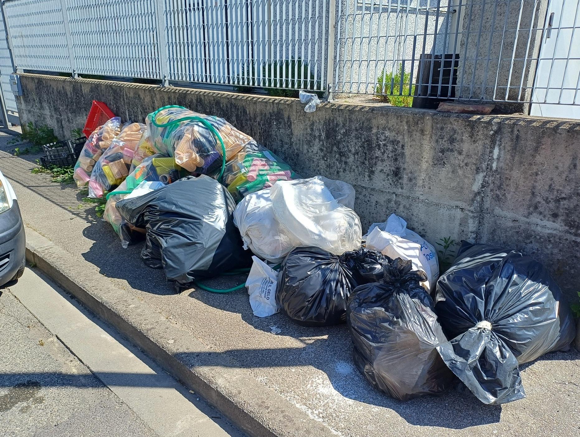 degrado in via guido rossa c è la petizione con cento firme basta vogliamo le fototrappole 