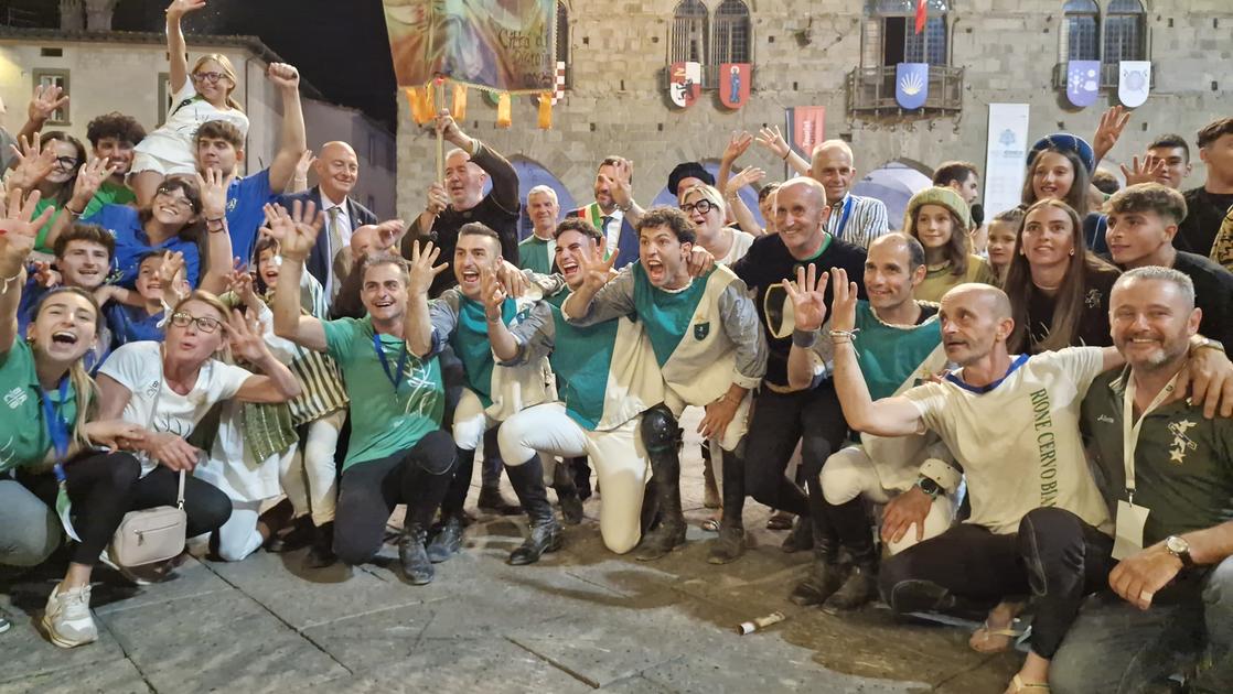 Giostra dell’Orso 2025, vince il Cervo Bianco. Emozioni e polemiche in piazza