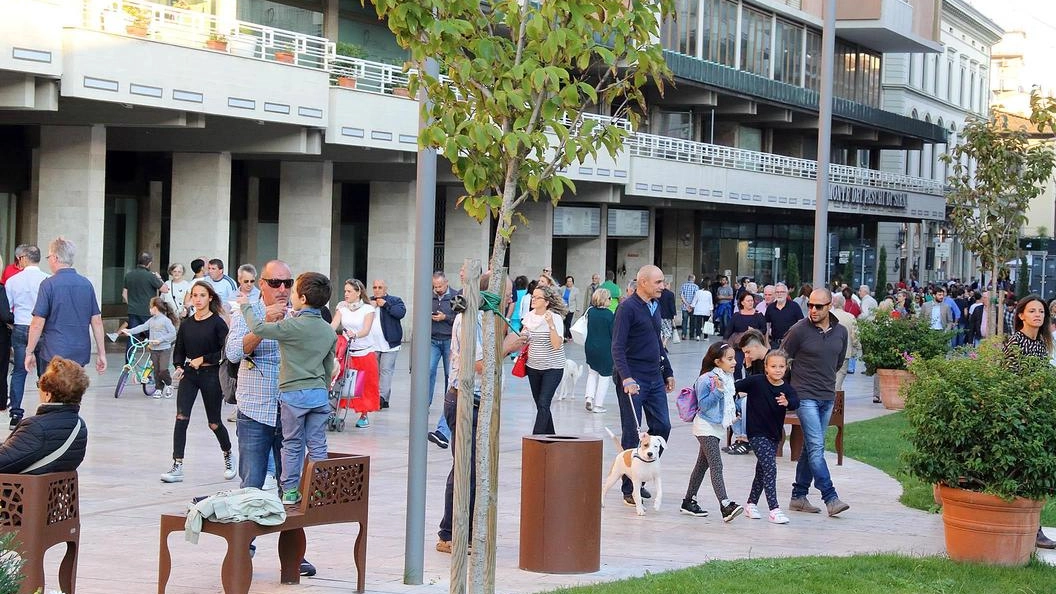 Il centro di Montecatini affollato dai turisti La Dmo ha come missione la gestione organica delle iniziative e. dei progetti legati al turismo Il centro di Montecatini affollato dai turisti La Dmo ha come missione la gestione organica delle iniziative e. dei progetti legati al turismo