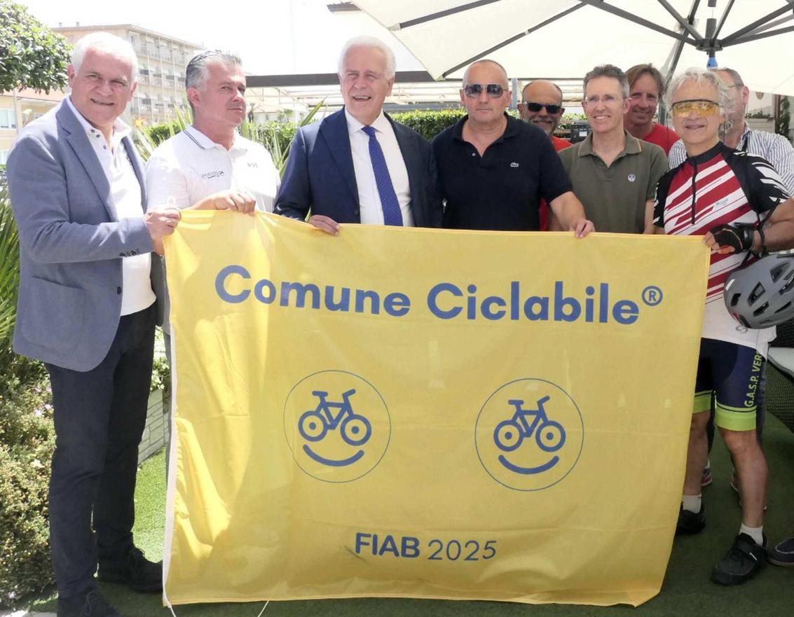 La Fiab consegna la Bandiera Gialla al Comune di Camaiore La Fiab consegna la Bandiera Gialla al Comune di Camaiore