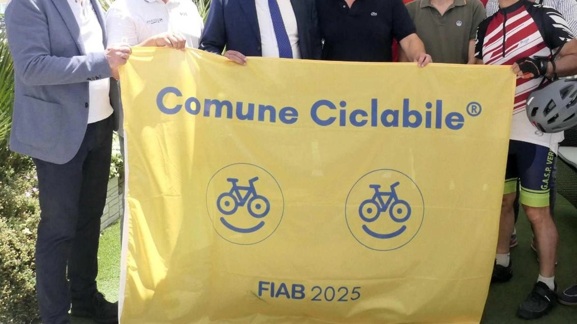 La Fiab ha consegnato l’importante Bandiera Gialla al Comune di Camaiore