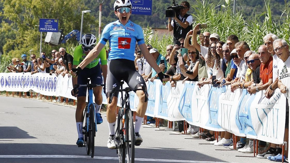 L’arrivo di Finn ad Ameglia, sotto la premiazione del podio con trionfo di Seixas L’arrivo di Finn ad Ameglia, sotto la premiazione del podio con trionfo di Seixas