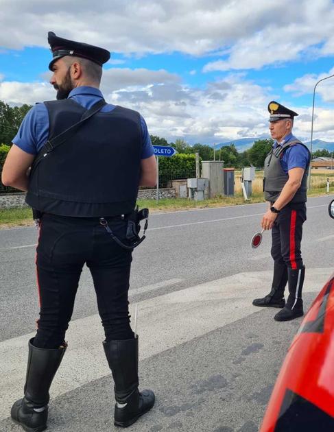 Sacchi neri nell’Elzana. Sorpresi a scaricare rifiuti. Blitz dei carabinieri Sacchi neri nell’Elzana. Sorpresi a scaricare rifiuti. Blitz dei carabinieri