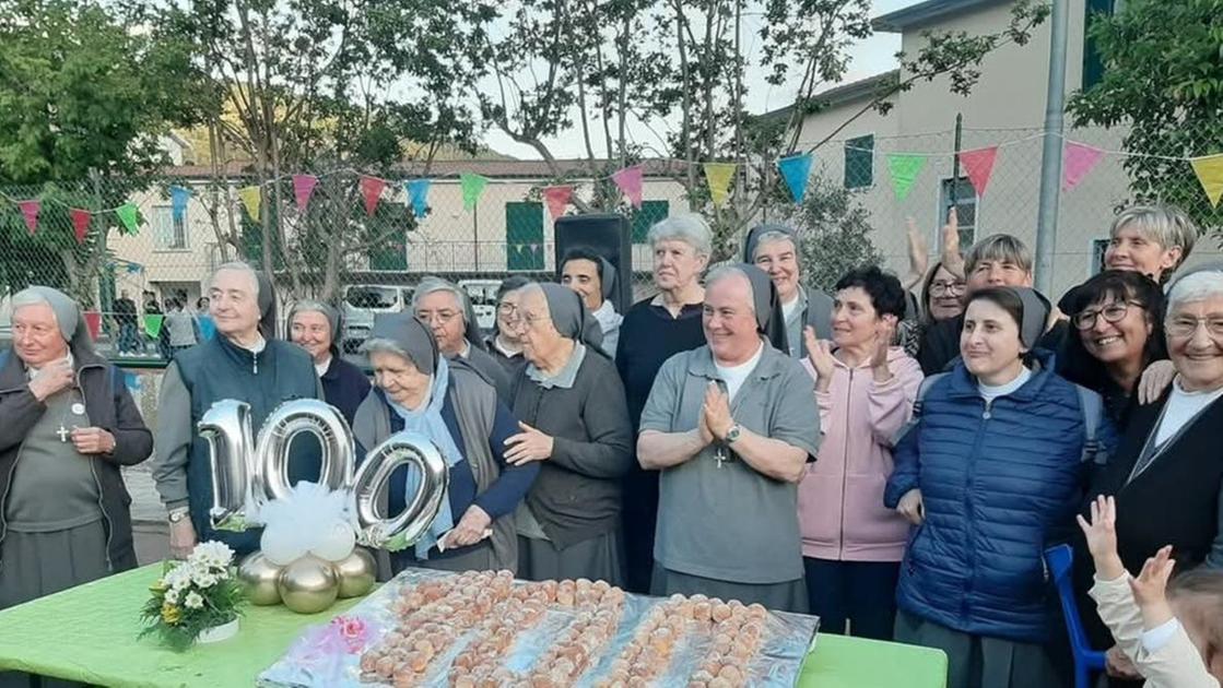 https://www.lanazione.it/image-service/view/acePublic/alias/contentid/MTA3NDdmMDktOWY5Zi00/0/un-secolo-di-vita-del-cappelletto-le-suore-festeggiano-con-la-citta-sentiamo-lamore-della-comunita.jpeg?f=16:9&w=1200&h=630