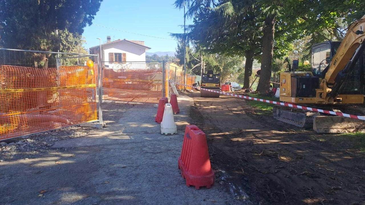 Strada carrabile su via Alfieri e passaggio pedonale provvisorio per raggiungere il centro città