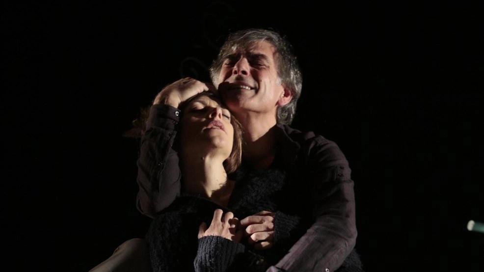 Arriva oggi alle 17.30 al Piccolo Teatro degli Instabili uno degli spettacoli più premiati e attesi della stagione 2024/25: “Polvere... Arriva oggi alle 17.30 al Piccolo Teatro degli Instabili uno degli spettacoli più premiati e attesi della stagione 2024/25: “Polvere...