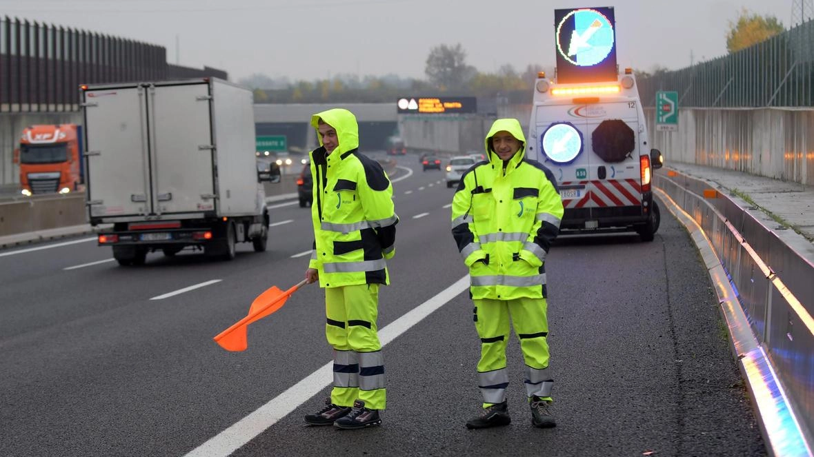 Operai su un tratto dell’autostrada Operai su un tratto dell’autostrada