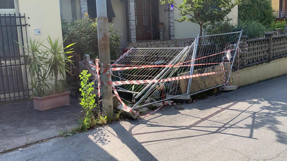 Caos Ponte all’Abate, camion sfonda un muro: “È la sesta volta” Caos Ponte all’Abate, camion sfonda un muro: “È la sesta volta”