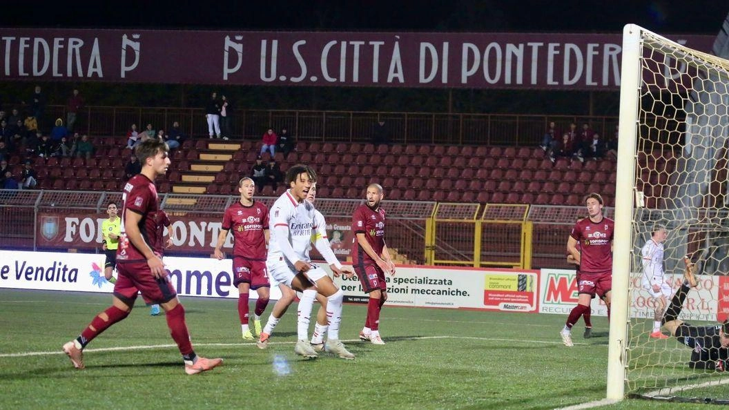 Al "Mannucci" il Pontedera non va oltre il pareggio. Ianesi si fa parare il tiro dal dischetto. Le altre occasioni sfumate Al "Mannucci" il Pontedera non va oltre il pareggio. Ianesi si fa parare il tiro dal dischetto. Le altre occasioni sfumate