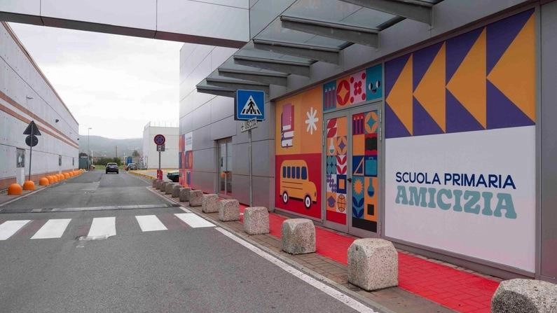 L’entrata dell’Amicizia al Centro commerciale Montecatini di Massa e Cozzile L’entrata dell’Amicizia al Centro commerciale Montecatini di Massa e Cozzile