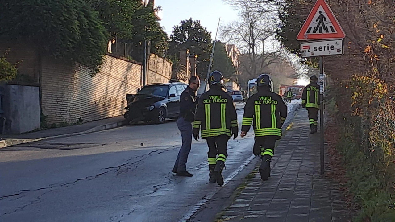 Auto contro colonnina gas, difficili soccorsi per fuga metano