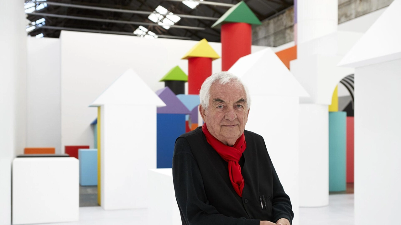 L’artista francese Daniel Buren durante una delle sue mostre L’artista francese Daniel Buren durante una delle sue mostre