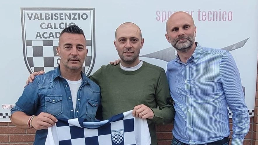 Sebastian Rondelli, nuovo tecnico della Valbisenzio (Seconda Categoria) insieme alla dirigenza del club vaianese Sebastian Rondelli, nuovo tecnico della Valbisenzio (Seconda Categoria) insieme alla dirigenza del club vaianese
