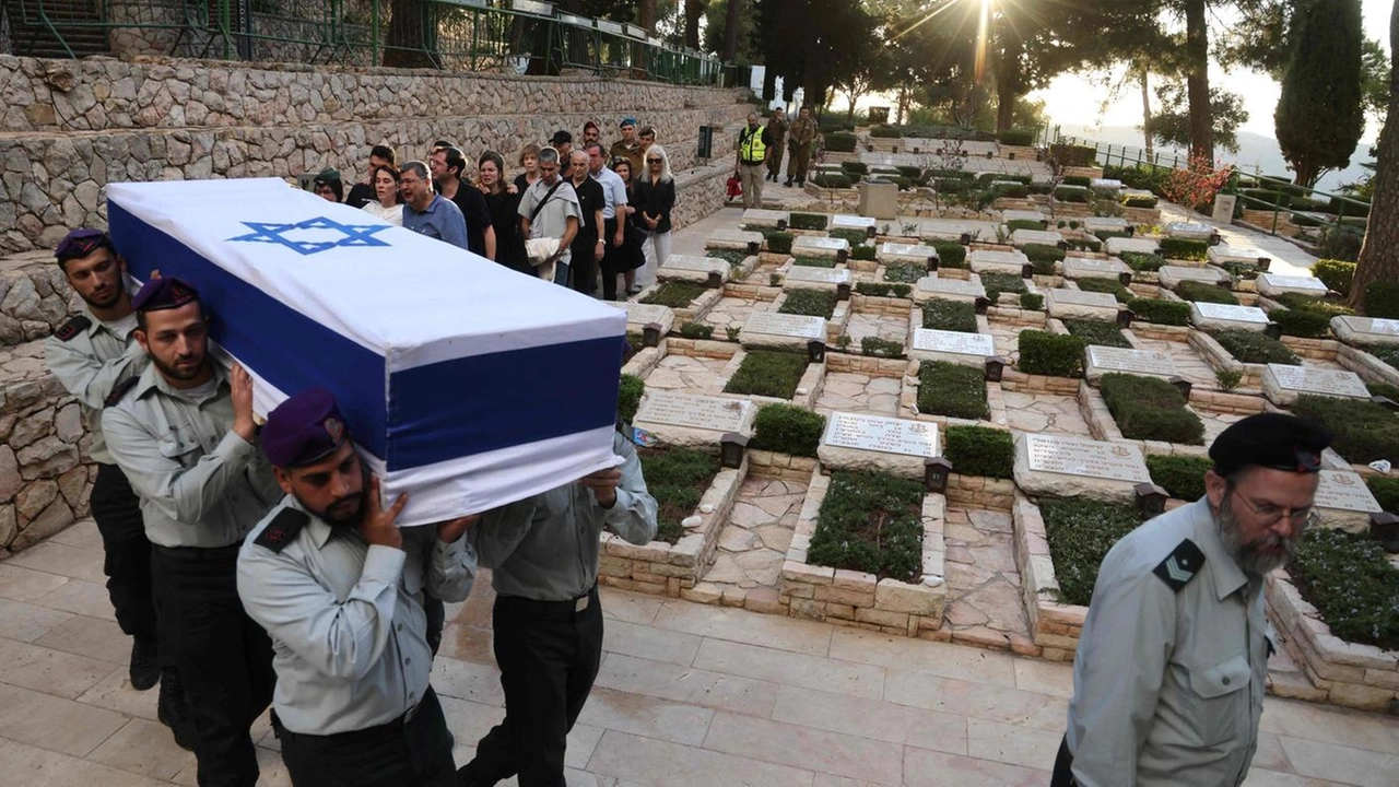 Il capitano Daniel Mimon Toaff, 23 anni, di origine italiana e israeliana, muore a Gaza in un'imboscata. Ariel Toaff, figlio del rabbino Elio Toaff, lo ricorda con dolore e rimpianto. Il capitano Daniel Mimon Toaff, 23 anni, di origine italiana e israeliana, muore a Gaza in un'imboscata. Ariel Toaff, figlio del rabbino Elio Toaff, lo ricorda con dolore e rimpianto.