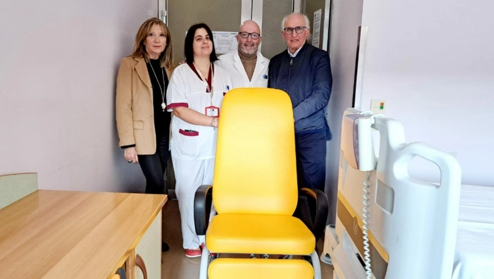 Sei nuove poltrone, del valore complessivo di 4500 euro, sono state donate dal Calcit al reparto di Ginecologia e ostetricia dell'ospedale San Donato Sei nuove poltrone, del valore complessivo di 4500 euro, sono state donate dal Calcit al reparto di Ginecologia e ostetricia dell'ospedale San Donato
