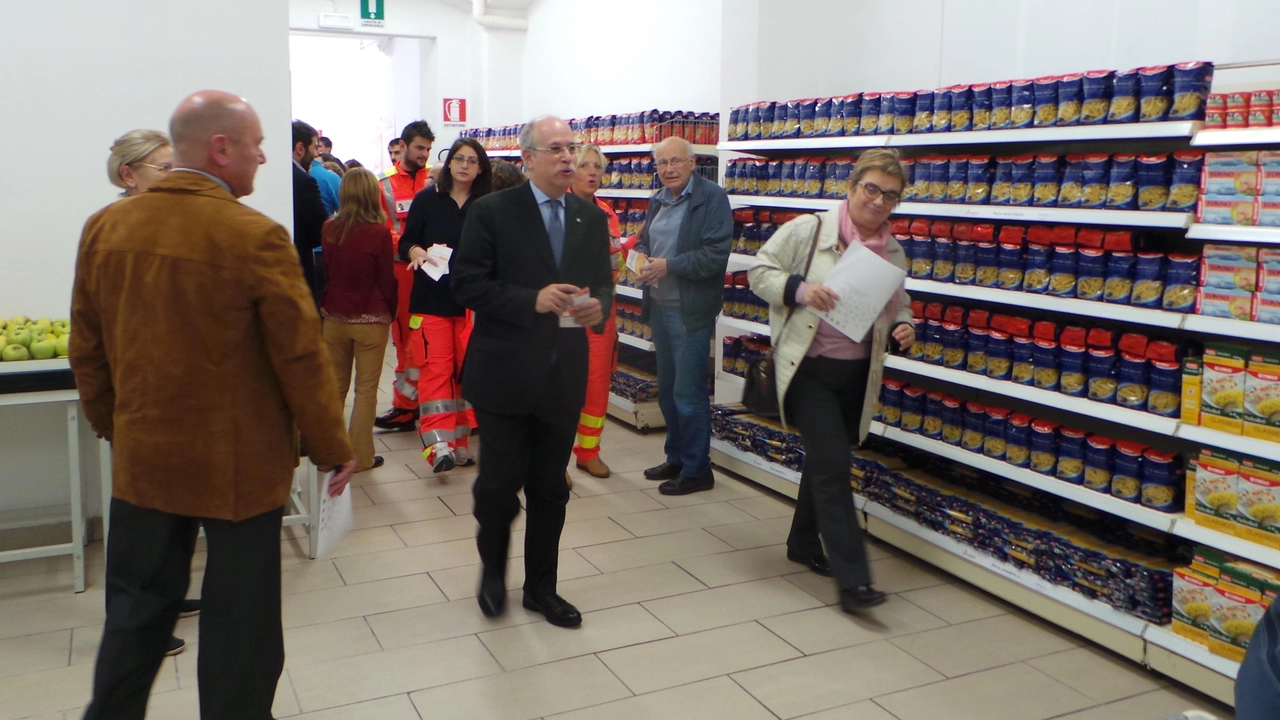 L’Emporio della Solidarietà gestito dalla Caritas diocesana, nelle due sedi della Spezia e Sarzana, consente a molte famiglie di far fronte quanto meno al bisogno primario dell’alimentazione L’Emporio della Solidarietà gestito dalla Caritas diocesana, nelle due sedi della Spezia e Sarzana, consente a molte famiglie di far fronte quanto meno al bisogno primario dell’alimentazione